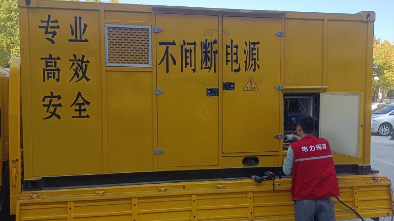 山亭柴油发电机组和UPS电源配合使用时，如何避免切换过程中的电力中断？
