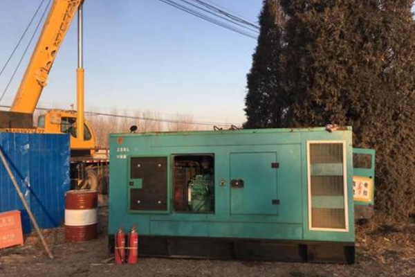山亭如何通过改变励磁回路电阻的方式调节柴油发电机组的输出电压？