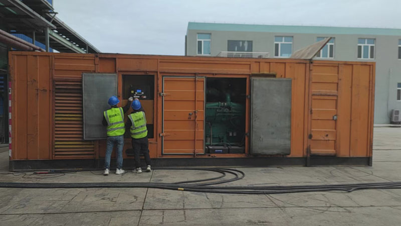 山亭如何检查柴油发电机组的机油油位？